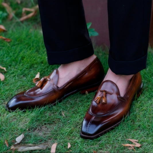 Zapatos con borlas y costura central: Elegancia clásica renovada